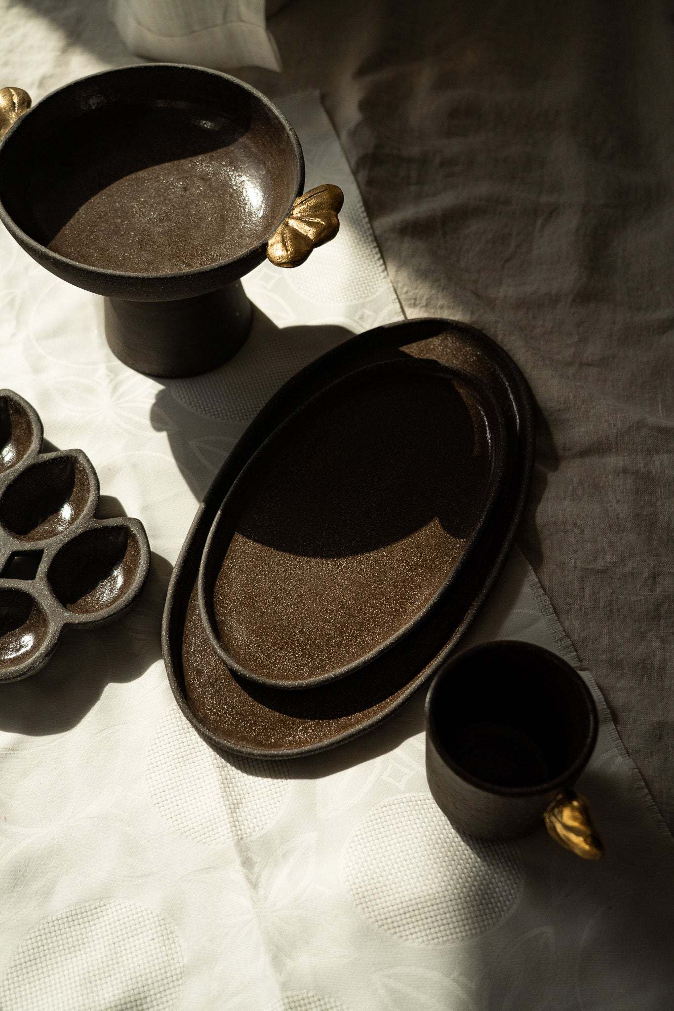HanStoneware Pedestal Fruit Bowl "Pumpernickel" with Gold Leavesdmade Oval Stoneware Serving Platter Pumpernickel