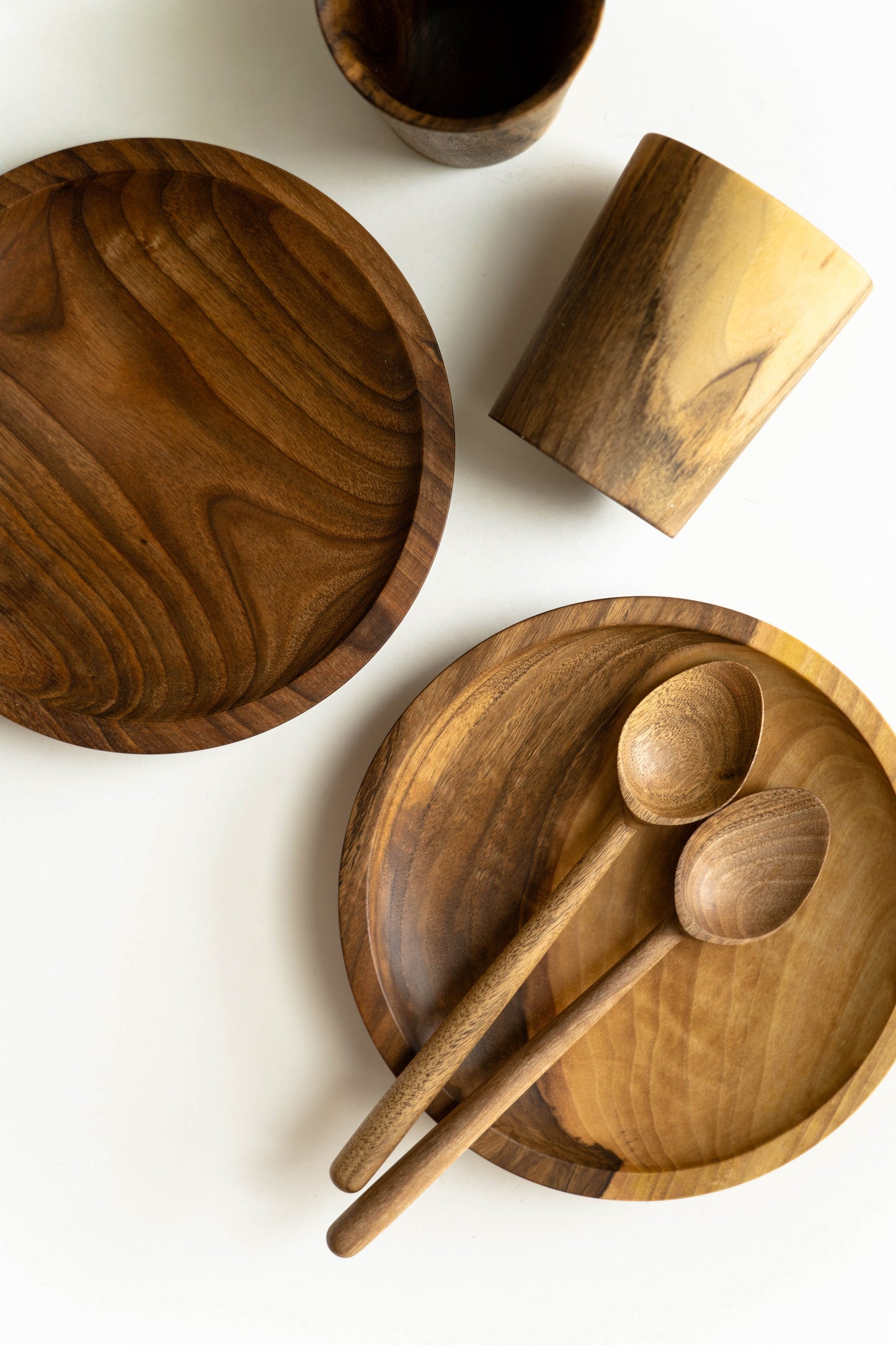 Hand carved wooden plate set made of sustainable walnut wood with natural grain patterns