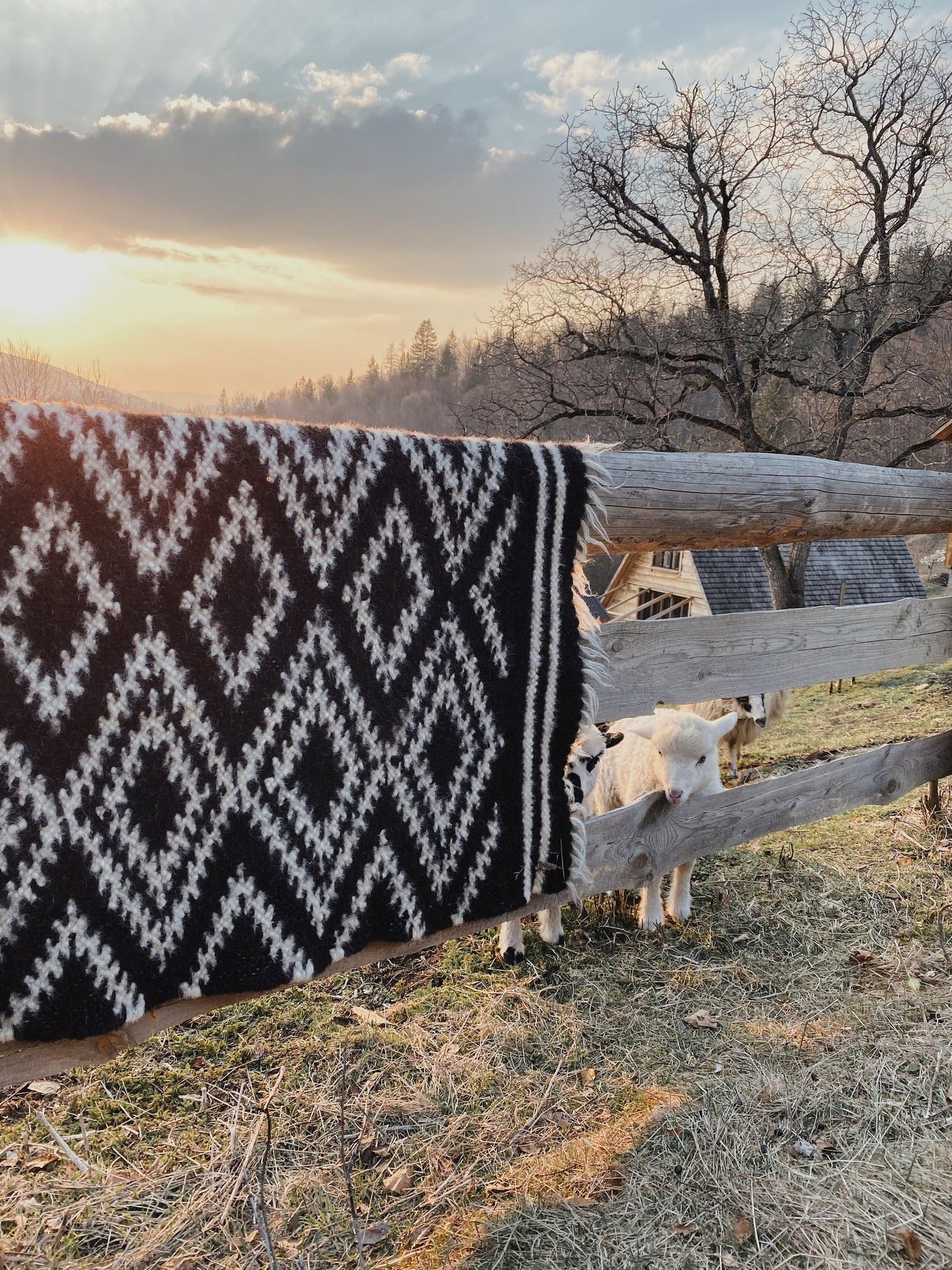 Traditional Carpathian Wool Lizhnyk – “Spectacled” Pattern