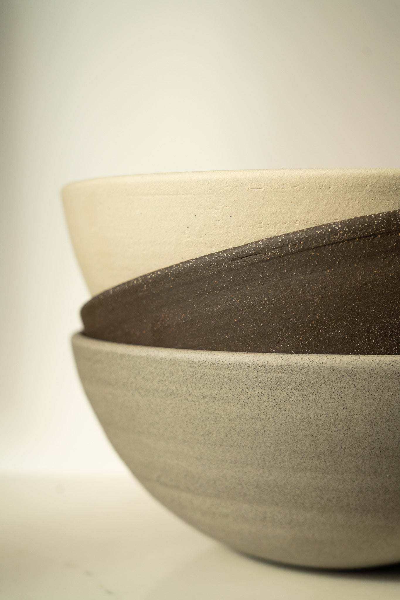 Stoneware Large Fruit Bowl Pumpernickel – Durable & Timeless Vessel